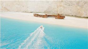 TD
太陽的後裔拍攝地 希臘沉船灣（2）
希臘沉船灣這個名稱其實有典故，1983年，一艘走失船
Panagiotis在這裡擱淺，鏽跡斑斑的船隻遺跡隨著海浪
漂到這片白色沙灘上，讓這裡更添神秘氣息，沉船灣也
因此得名。
（取自太陽的後裔 Descendants of the Sun － ??
???臉書粉絲團）
中央社記者陳葦庭傳真 105年4月9日