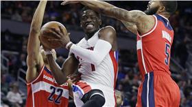 活塞控衛傑克森（中）率隊擊敗巫師。（圖／美聯社／達志影像）