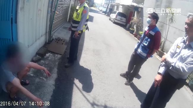 男揮菜刀揚言割喉　警舞長棍交戰制伏