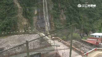 颱風災情還在　烏來瀑布變「泥漿」