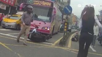 轎車疑違規迴轉　撞飛機車還波及行人