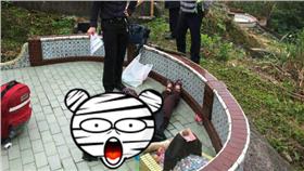 婦躺墓園口吐「黑」沫　深坑警急救援／翻攝畫面