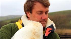 天鵝,Richard Wiese
https://www.thedodo.com/injured-swan-hugs-richard-wiese-1707508906.html?fb_action_ids=10153837985051747&fb_action_types=og.comments