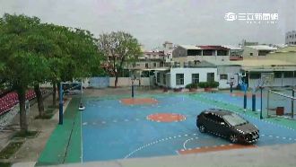 一時興起好玩！離譜父籃球場飆車甩尾