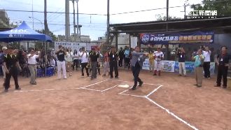 架式十足　蔡其昌穿西裝照樣揮出安打