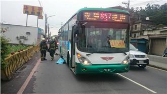 新北八里車禍　機車駕駛慘死公車輪下