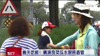 大甲媽遶境　隨行信眾虔誠鑽轎腳