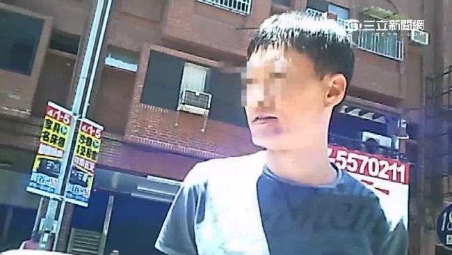 闖紅燈接女友　男被警攔查搜出海洛英
