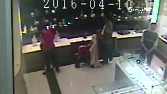 小孩都在看！父逛商店順手牽羊偷東西