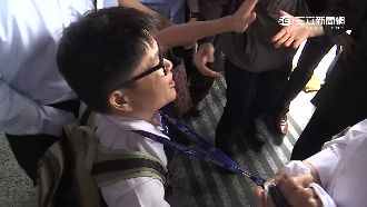 抗議夜市違法　住戶激動跪「菊」陳情