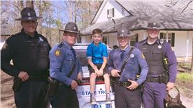 美國州警陪小男孩過生日(（圖／翻攝自Arkansas State Police臉書)