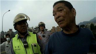 懷疑妻子有小王　76歲老翁爬橋輕生