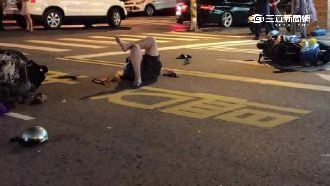兩台機車相撞　外籍男路中翹腳等救援