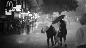 雨／https://www.flickr.com/photos/tridentz/14174058432