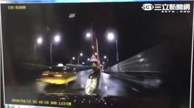 陳男酒駕自撞分隔島（翻攝畫面）