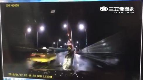 變換車道不及　酒駕男自撞分隔島