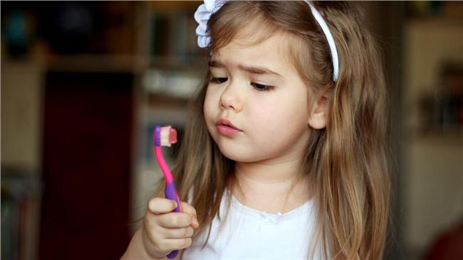 孩子一定要用兒童牙膏？醫師搖搖頭說