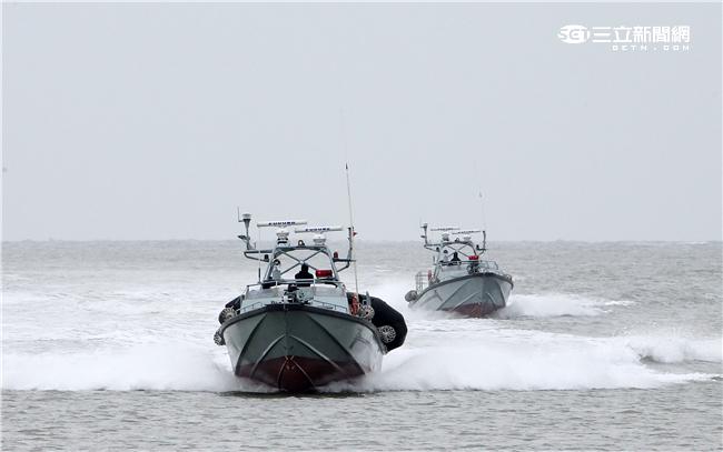 分布於澎湖、金門、馬祖的陸軍航特部兩棲偵察營是個歷史悠久且戰力精銳的部隊，士氣高昂的他們，展現操舟演練、格鬥戰技操演、岸際滲透和特戰裝備的陳展。（記者/邱榮吉攝影）