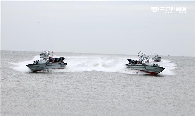 分布於澎湖、金門、馬祖的陸軍航特部兩棲偵察營是個歷史悠久且戰力精銳的部隊，士氣高昂的他們，展現操舟演練、格鬥戰技操演、岸際滲透和特戰裝備的陳展。（記者/邱榮吉攝影）