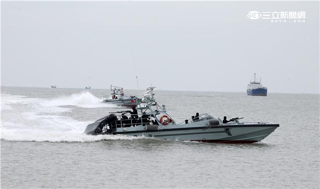 分布於澎湖、金門、馬祖的陸軍航特部兩棲偵察營是個歷史悠久且戰力精銳的部隊，士氣高昂的他們，展現操舟演練、格鬥戰技操演、岸際滲透和特戰裝備的陳展。（記者/邱榮吉攝影）