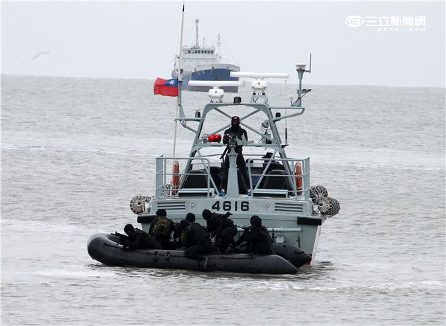 分布於澎湖、金門、馬祖的陸軍航特部兩棲偵察營是個歷史悠久且戰力精銳的部隊，士氣高昂的他們，展現操舟演練、格鬥戰技操演、岸際滲透和特戰裝備的陳展。（記者/邱榮吉攝影）