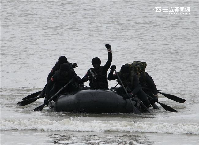 分布於澎湖、金門、馬祖的陸軍航特部兩棲偵察營是個歷史悠久且戰力精銳的部隊，士氣高昂的他們，展現操舟演練、格鬥戰技操演、岸際滲透和特戰裝備的陳展。（記者/邱榮吉攝影）