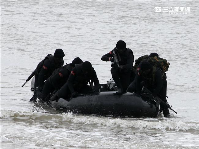 分布於澎湖、金門、馬祖的陸軍航特部兩棲偵察營是個歷史悠久且戰力精銳的部隊，士氣高昂的他們，展現操舟演練、格鬥戰技操演、岸際滲透和特戰裝備的陳展。（記者/邱榮吉攝影）