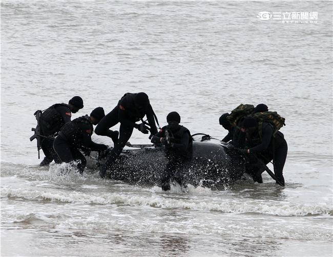分布於澎湖、金門、馬祖的陸軍航特部兩棲偵察營是個歷史悠久且戰力精銳的部隊，士氣高昂的他們，展現操舟演練、格鬥戰技操演、岸際滲透和特戰裝備的陳展。（記者/邱榮吉攝影）