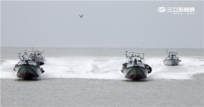 分布於澎湖、金門、馬祖的陸軍航特部兩棲偵察營是個歷史悠久且戰力精銳的部隊，士氣高昂的他們，展現操舟演練、格鬥戰技操演、岸際滲透和特戰裝備的陳展。（記者/邱榮吉攝影）