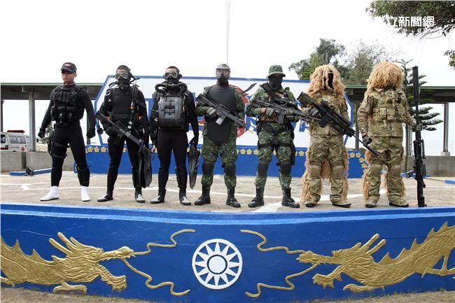 分布於澎湖、金門、馬祖的陸軍航特部兩棲偵察營是個歷史悠久且戰力精銳的部隊，士氣高昂的他們，展現操舟演練、格鬥戰技操演、岸際滲透和特戰裝備的陳展。（記者/邱榮吉攝影）