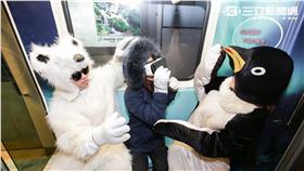 ▲戴三星Gear VR體驗極光　北極熊、企鵝亂入捷運車廂。（圖／三星）