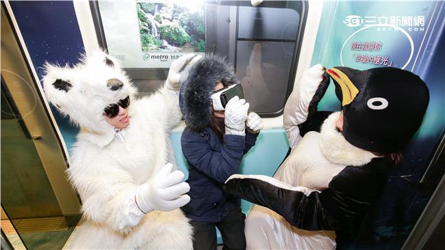 戴VR體驗極光　北極熊亂入捷運車廂