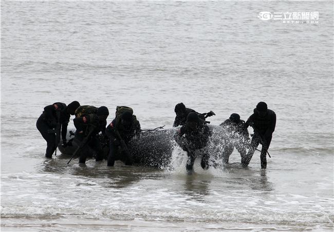 分布於澎湖、金門、馬祖的陸軍航特部兩棲偵察營是個歷史悠久且戰力精銳的部隊，士氣高昂的他們，展現操舟演練、格鬥戰技操演、岸際滲透和特戰裝備的陳展。（記者/邱榮吉攝影）