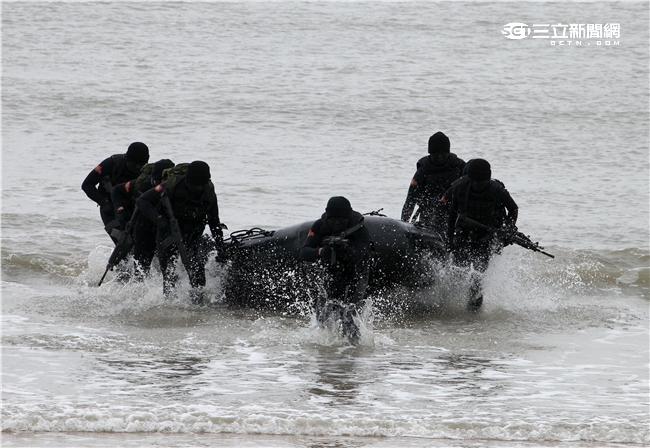 分布於澎湖、金門、馬祖的陸軍航特部兩棲偵察營是個歷史悠久且戰力精銳的部隊，士氣高昂的他們，展現操舟演練、格鬥戰技操演、岸際滲透和特戰裝備的陳展。（記者/邱榮吉攝影）