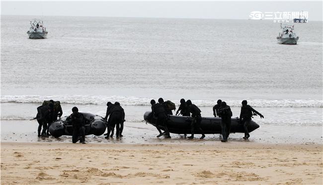 分布於澎湖、金門、馬祖的陸軍航特部兩棲偵察營是個歷史悠久且戰力精銳的部隊，士氣高昂的他們，展現操舟演練、格鬥戰技操演、岸際滲透和特戰裝備的陳展。（記者/邱榮吉攝影）