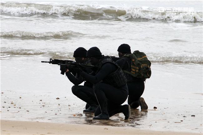 分布於澎湖、金門、馬祖的陸軍航特部兩棲偵察營是個歷史悠久且戰力精銳的部隊，士氣高昂的他們，展現操舟演練、格鬥戰技操演、岸際滲透和特戰裝備的陳展。（記者/邱榮吉攝影）