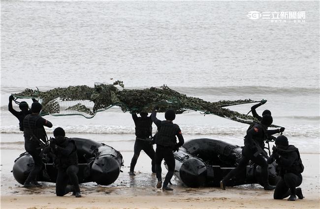 分布於澎湖、金門、馬祖的陸軍航特部兩棲偵察營是個歷史悠久且戰力精銳的部隊，士氣高昂的他們，展現操舟演練、格鬥戰技操演、岸際滲透和特戰裝備的陳展。（記者/邱榮吉攝影）