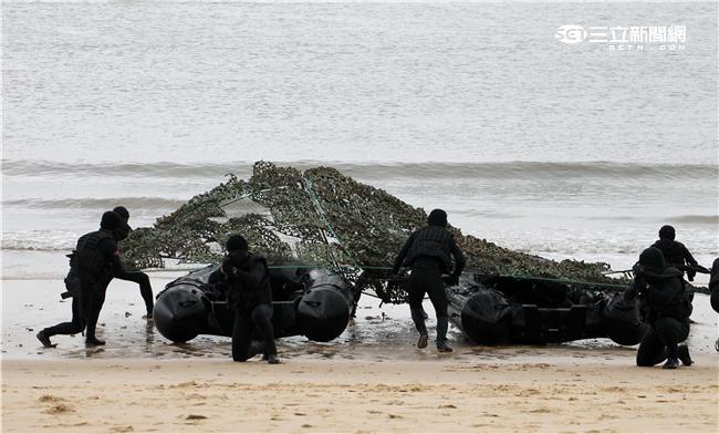 分布於澎湖、金門、馬祖的陸軍航特部兩棲偵察營是個歷史悠久且戰力精銳的部隊，士氣高昂的他們，展現操舟演練、格鬥戰技操演、岸際滲透和特戰裝備的陳展。（記者/邱榮吉攝影）