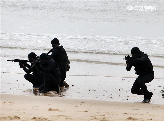 分布於澎湖、金門、馬祖的陸軍航特部兩棲偵察營是個歷史悠久且戰力精銳的部隊，士氣高昂的他們，展現操舟演練、格鬥戰技操演、岸際滲透和特戰裝備的陳展。（記者/邱榮吉攝影）