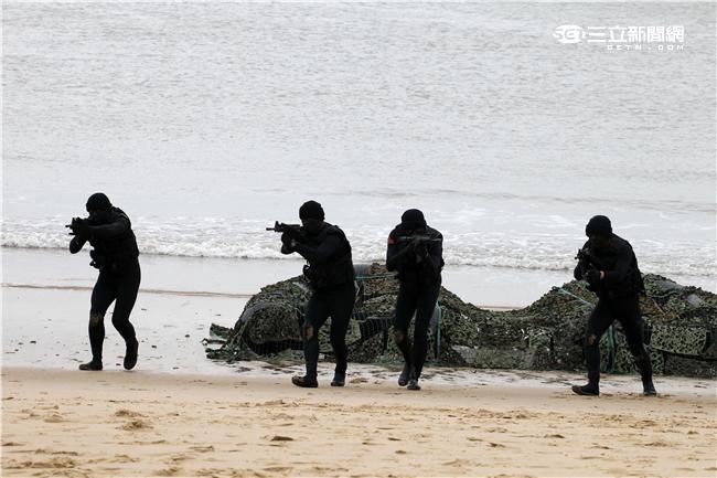 分布於澎湖、金門、馬祖的陸軍航特部兩棲偵察營是個歷史悠久且戰力精銳的部隊，士氣高昂的他們，展現操舟演練、格鬥戰技操演、岸際滲透和特戰裝備的陳展。（記者/邱榮吉攝影）
