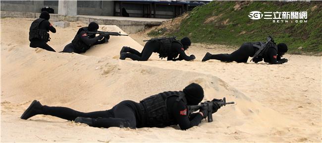 分布於澎湖、金門、馬祖的陸軍航特部兩棲偵察營是個歷史悠久且戰力精銳的部隊，士氣高昂的他們，展現操舟演練、格鬥戰技操演、岸際滲透和特戰裝備的陳展。（記者/邱榮吉攝影）