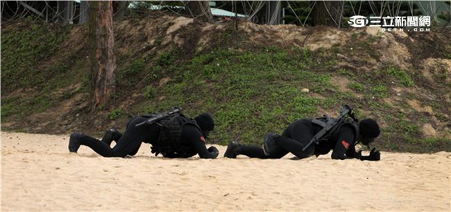 分布於澎湖、金門、馬祖的陸軍航特部兩棲偵察營是個歷史悠久且戰力精銳的部隊，士氣高昂的他們，展現操舟演練、格鬥戰技操演、岸際滲透和特戰裝備的陳展。（記者/邱榮吉攝影）