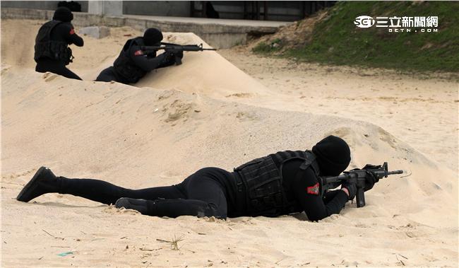 分布於澎湖、金門、馬祖的陸軍航特部兩棲偵察營是個歷史悠久且戰力精銳的部隊，士氣高昂的他們，展現操舟演練、格鬥戰技操演、岸際滲透和特戰裝備的陳展。（記者/邱榮吉攝影）