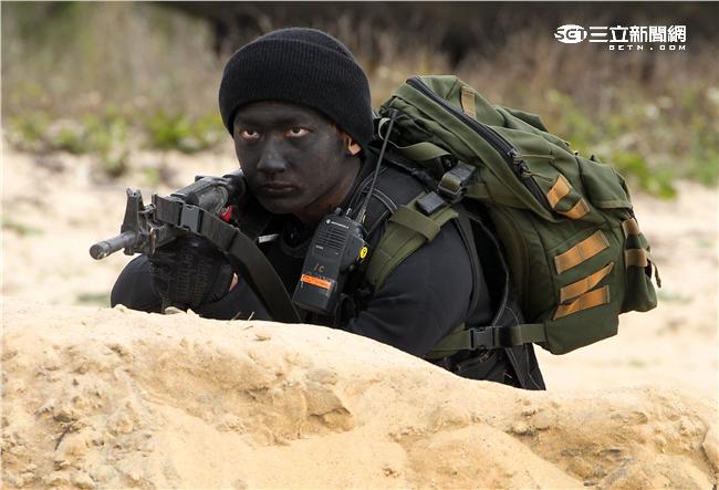 分布於澎湖、金門、馬祖的陸軍航特部兩棲偵察營是個歷史悠久且戰力精銳的部隊，士氣高昂的他們，展現操舟演練、格鬥戰技操演、岸際滲透和特戰裝備的陳展。（記者/邱榮吉攝影）