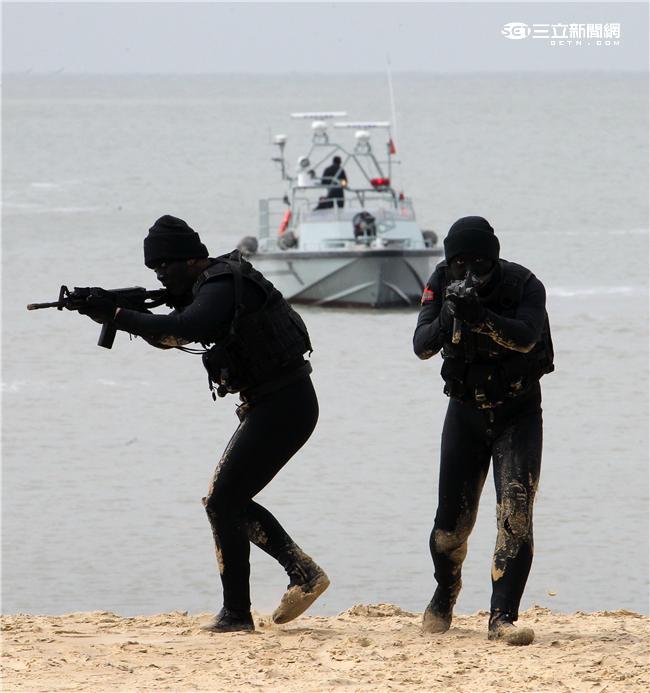 分布於澎湖、金門、馬祖的陸軍航特部兩棲偵察營是個歷史悠久且戰力精銳的部隊，士氣高昂的他們，展現操舟演練、格鬥戰技操演、岸際滲透和特戰裝備的陳展。（記者/邱榮吉攝影）