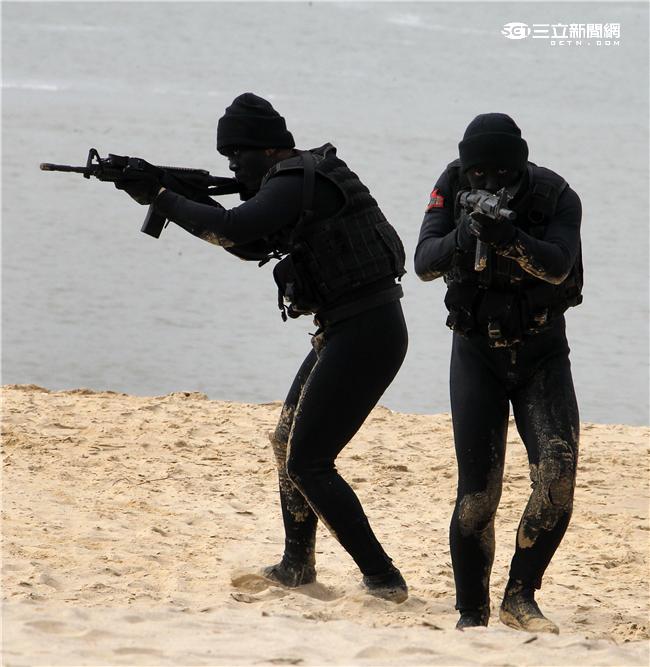 分布於澎湖、金門、馬祖的陸軍航特部兩棲偵察營是個歷史悠久且戰力精銳的部隊，士氣高昂的他們，展現操舟演練、格鬥戰技操演、岸際滲透和特戰裝備的陳展。（記者/邱榮吉攝影）