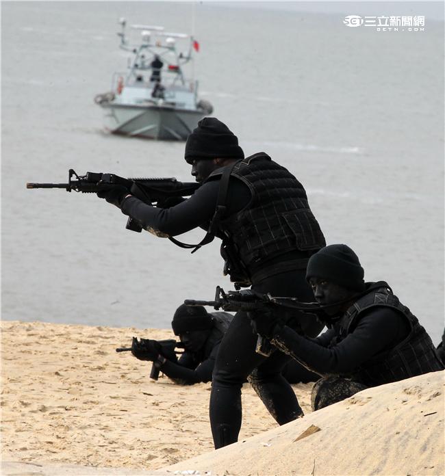 分布於澎湖、金門、馬祖的陸軍航特部兩棲偵察營是個歷史悠久且戰力精銳的部隊，士氣高昂的他們，展現操舟演練、格鬥戰技操演、岸際滲透和特戰裝備的陳展。（記者/邱榮吉攝影）