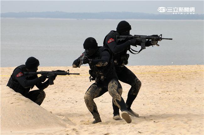 分布於澎湖、金門、馬祖的陸軍航特部兩棲偵察營是個歷史悠久且戰力精銳的部隊，士氣高昂的他們，展現操舟演練、格鬥戰技操演、岸際滲透和特戰裝備的陳展。（記者/邱榮吉攝影）