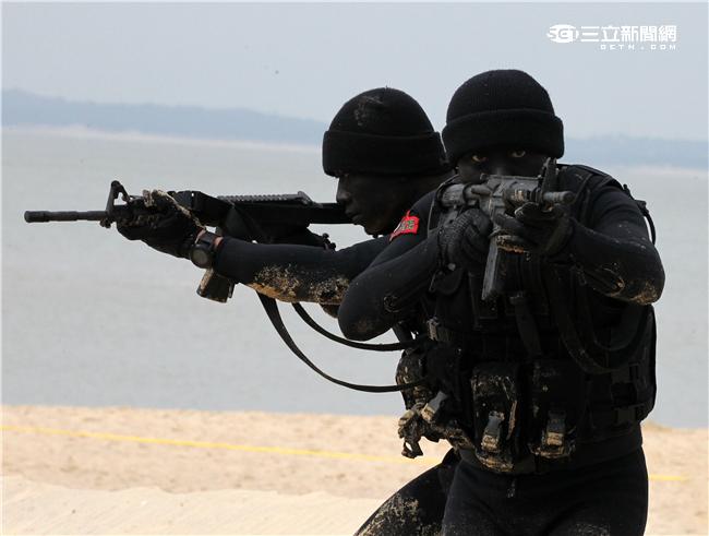 分布於澎湖、金門、馬祖的陸軍航特部兩棲偵察營是個歷史悠久且戰力精銳的部隊，士氣高昂的他們，展現操舟演練、格鬥戰技操演、岸際滲透和特戰裝備的陳展。（記者/邱榮吉攝影）