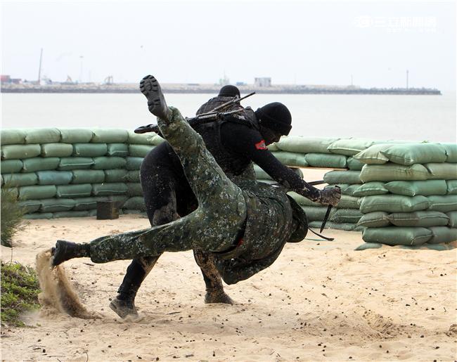 分布於澎湖、金門、馬祖的陸軍航特部兩棲偵察營是個歷史悠久且戰力精銳的部隊，士氣高昂的他們，展現操舟演練、格鬥戰技操演、岸際滲透和特戰裝備的陳展。（記者/邱榮吉攝影）